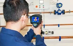 Uso da câmera termográfica durante a manutenção.