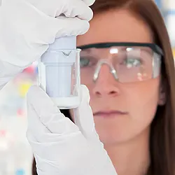 Analizador de agua realizando una medición