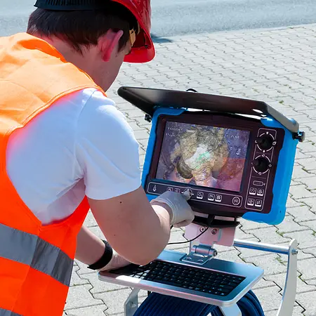 Imagen de uso de la cámara de inspección para tuberías