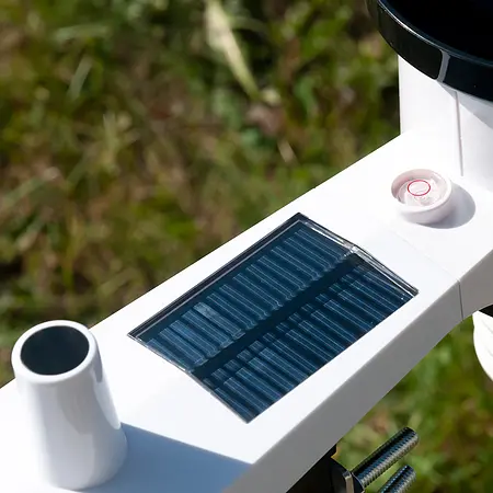 Medidor climatológico con panel solar en el módulo exterior