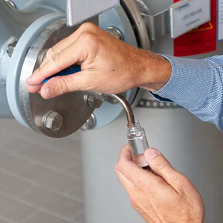 Toma de una muestra para medir con el turbidímetro