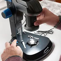 Microscopio de inspección realizando una comprobación