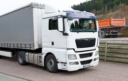 Achslastwaage bei der Überprüfung der Lastenverteilung an einem LKW.