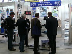 Besucher bei der Messe in Stuttgart