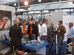 Besucher bei der Messe in Italien: Mess- und Wiegetechnik