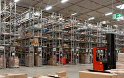 Luchtvochtigheidsmeter in gebruik voor opslagmonitoring.