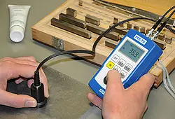Diktemeter voor materialen PCE-TG 100 in gebruik