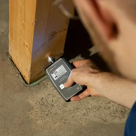 Concrete tester PCE-PMI 3 in Use