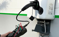 Teste de uma caixa de parede de estação de carregamento eletrônico usando um medidor PCE EVSE