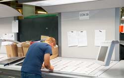 Qualitätssicherung von Druckerzeugnissen mittels Farbbeleuchtungskammer.