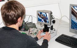 Auflichtmikroskop PCE-IVM 3D in der Anwendung.
