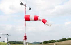 Lüftungskontrolle mittels Staurohr-Anemometer mit Pitotrohr in der Fabrik.