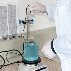 Agitador magnético en un laboratorio