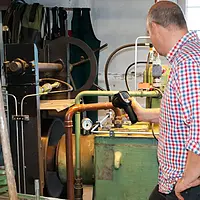 Cámara térmica realizando una comprobación