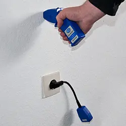 Detectando cables en una pared con el detector de cables