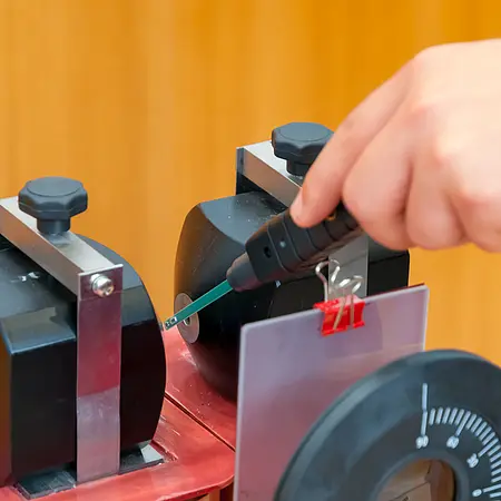 Gaussímetro realizando un ensayo en un laboratorio