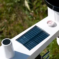 Medidor climatológico con panel solar en el módulo exterior